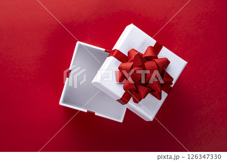 開いたプレゼントボックスと赤い背景の俯瞰 126347330