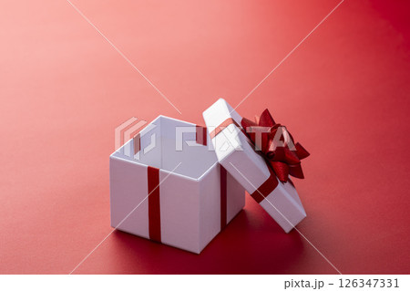 開いたプレゼントボックスと赤い背景 126347331