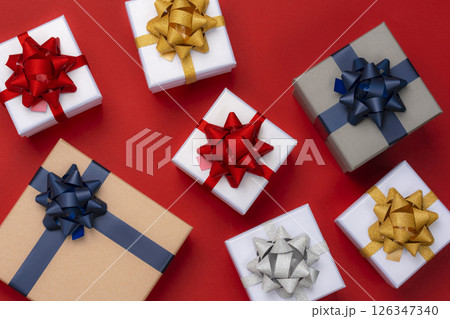 赤背景に並んだ色とりどりのギフトボック 126347340