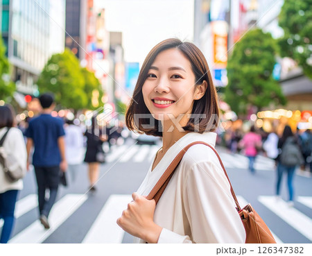 繁華街を歩く女性 126347382