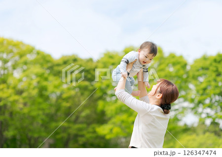 母親に抱かれる赤ちゃん 126347474