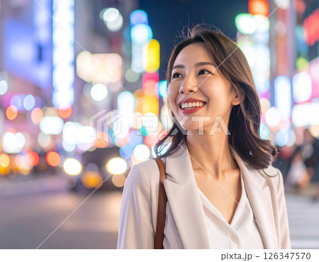 夜の繁華街を歩く女性 126347570