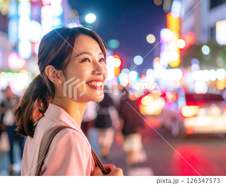 夜の繁華街を歩く女性 126347573