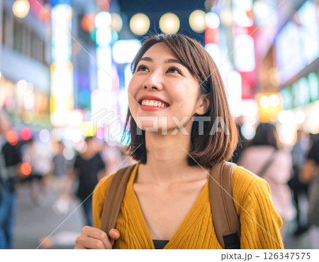 夜の繁華街を歩く女性 126347575