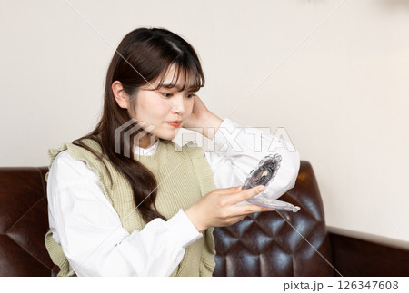 お化粧直しをしている女性 お化粧直しをしている女性 126347608