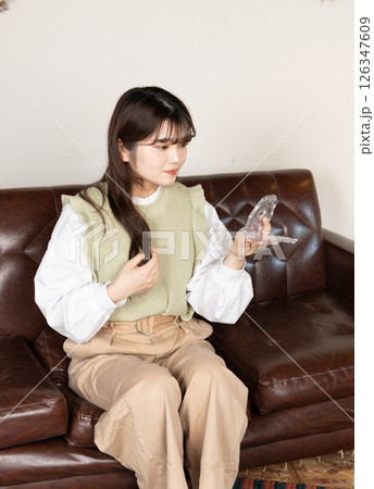 お化粧直しをしている女性 126347609