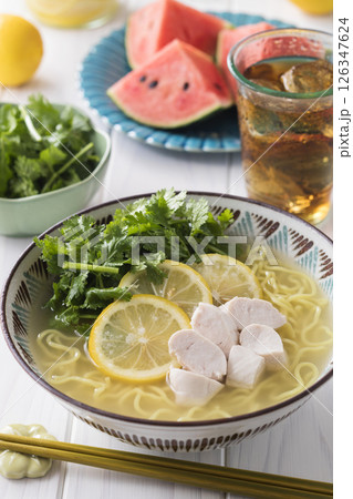 パクチーたっぷり塩レモン冷しラーメン 126347624