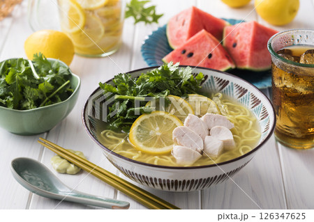 パクチーたっぷり塩レモン冷しラーメン 126347625