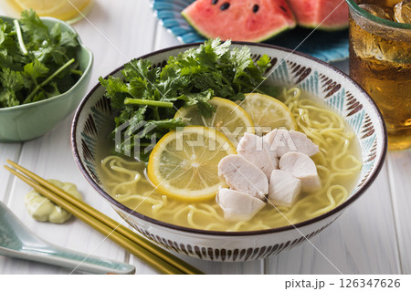 パクチーたっぷり塩レモン冷しラーメン 126347626