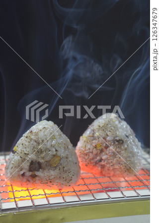 煙り立ち昇る七輪で雑穀おにぎりを焼く 煙り立ち昇る七輪で雑穀おにぎりを焼く 126347679