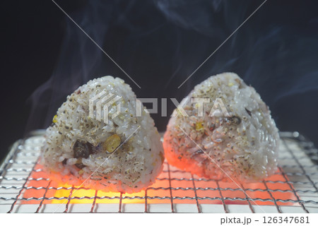煙り立ち昇る七輪で雑穀おにぎりを焼く 126347681