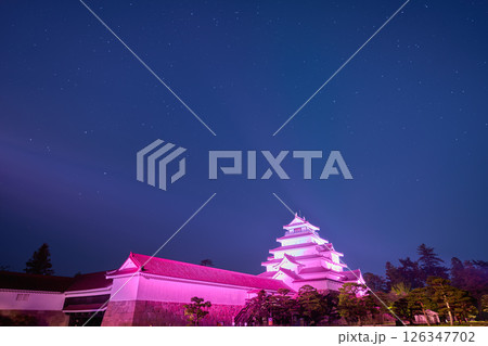 福島県会津若松市のライトアップされた鶴ヶ城(つるがじょう)と夜空の星 福島県会津若松市のライトアップされた鶴ヶ城(つるがじょう)と夜空の星 126347702
