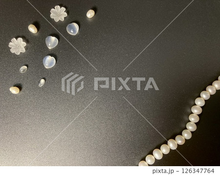 黒背景にパールと石 126347764