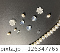 黒背景に沢山の小さな石とパールのネックレス 126347765