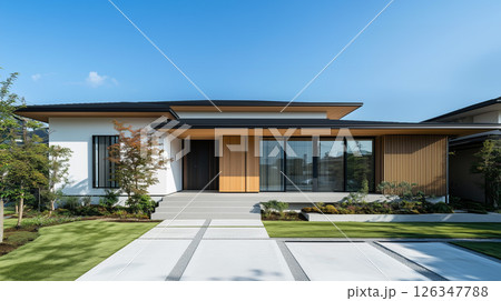 シンプルな日本の平屋住宅、戸建て住宅 白 126347788
