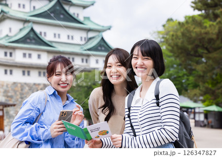 観光を楽しむ女性たち 観光を楽しむ女性たち 126347827