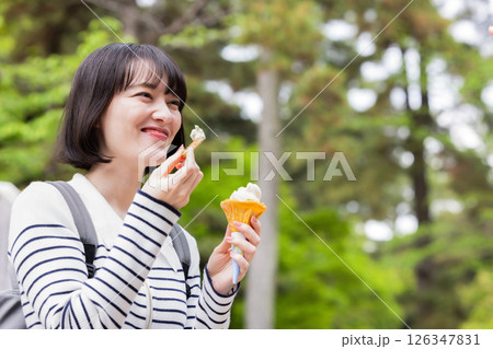 ソフトクリームを食べる女性 ソフトクリームを食べる女性 126347831