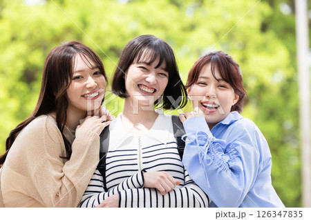 新緑の中で微笑む若い女性 126347835