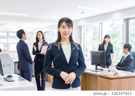 オフィスで働くビジネスウーマン 126347923