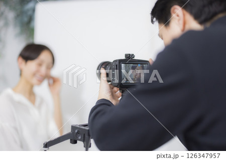 動画撮影をするカメラマンの男性  126347957
