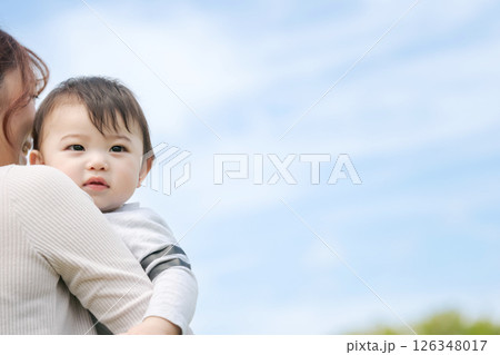 お母さんに抱っこされる赤ちゃん 126348017