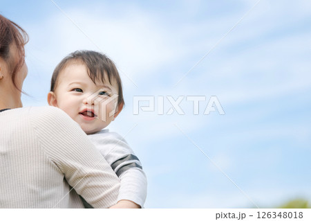 お母さんに抱っこされる赤ちゃん お母さんに抱っこされる赤ちゃん 126348018