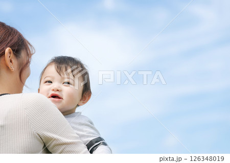 お母さんに抱っこされる赤ちゃん 126348019