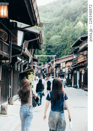 ＜長野県＞奈良井宿を観光する女性2人 126348072