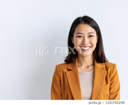 ビジネスシーンで笑顔を見せる女性 126348200
