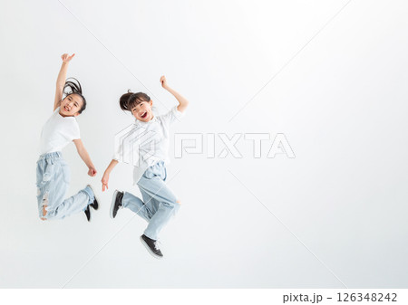 デニムを履いた爽やかな女の子 denim 126348242