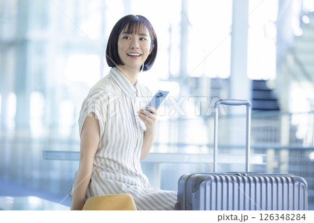 旅行　旅行に出発する女性 126348284