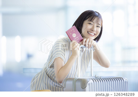 旅行　海外旅行に出発する女性 126348289