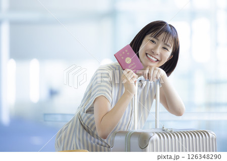 旅行　海外旅行に出発する女性 126348290