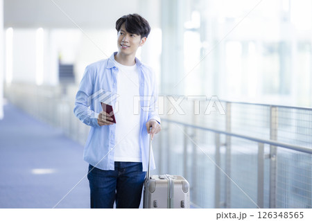 旅行 旅行に出発する男性の写真素材 [126348565] - PIXTA