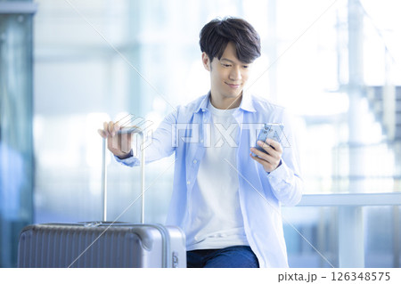 旅行 旅行に出発する男性 旅行 旅行に出発する男性 126348575