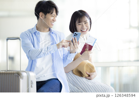 旅行　海外旅行に出発するカップル 126348594