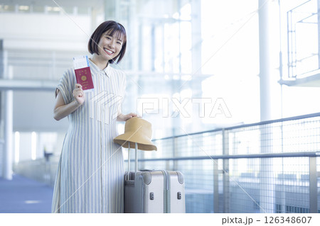 旅行 海外旅行に出発する女性 旅行 海外旅行に出発する女性 126348607