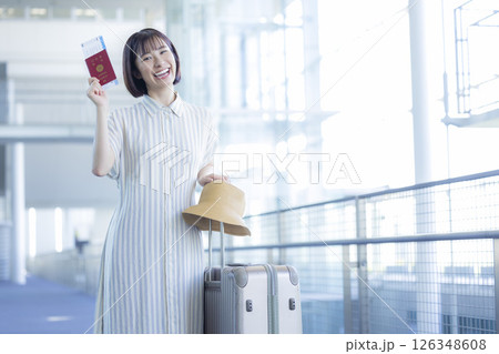 旅行　海外旅行に出発する女性 126348608