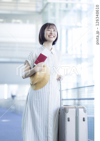 旅行　海外旅行に出発する女性 126348610