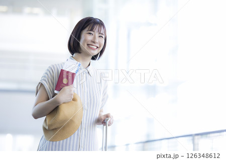 旅行 海外旅行に出発する女性 旅行 海外旅行に出発する女性 126348612