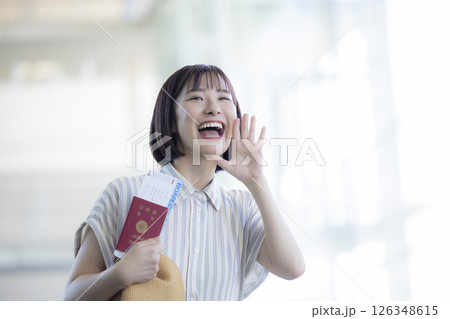 旅行　海外旅行に出発する女性 126348615