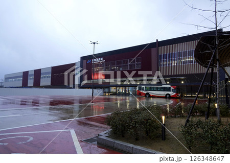 小雨降るJR加賀温泉駅全景 126348647