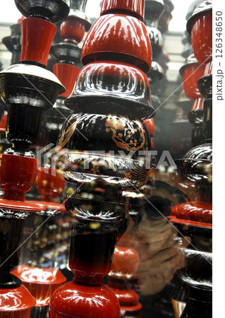 JR加賀温泉駅構内にある加賀伝統工芸の展示物 126348650