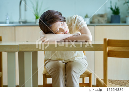 部屋で休憩する女性 部屋で休憩する女性 126348864