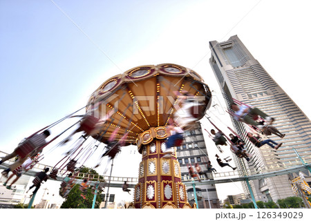 よこはまコスモワールドで遊ぶファミリーたち 126349029