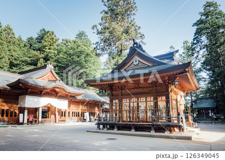＜安曇野＞穗髙神社　本宮　神楽殿と拝殿 126349045