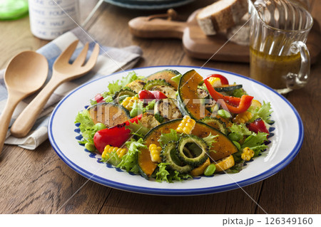 夏野菜のグリルサラダ 126349160