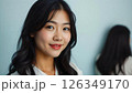 話を聞く女性 126349170