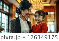 裕福な家庭に生まれた女の子と母親 126349175