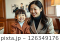 裕福な家庭の母と娘 126349176